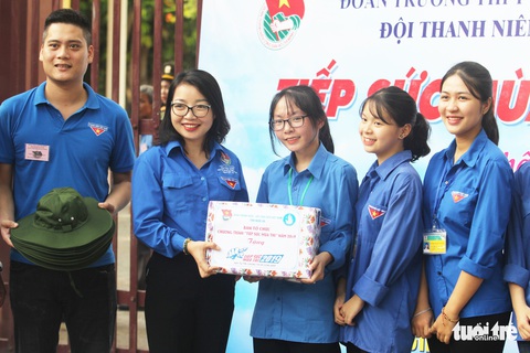 Tình nguyện viên - tình bạn không thể quên của thí sinh cả nước - Ảnh 7. Tình nguyện viên - tình bạn không thể quên của thí sinh cả nước - Ảnh 7.