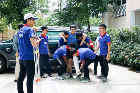 Tình nguyện viên - tình bạn không thể quên của thí sinh cả nước - Ảnh 10. Tình nguyện viên - tình bạn không thể quên của thí sinh cả nước - Ảnh 10.