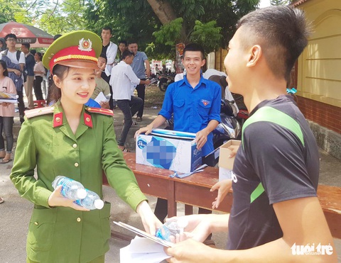 Tình nguyện viên - tình bạn không thể quên của thí sinh cả nước - Ảnh 16. Tình nguyện viên - tình bạn không thể quên của thí sinh cả nước - Ảnh 16.