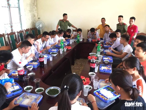 Tình nguyện viên - tình bạn không thể quên của thí sinh cả nước - Ảnh 5. Tình nguyện viên - tình bạn không thể quên của thí sinh cả nước - Ảnh 5.