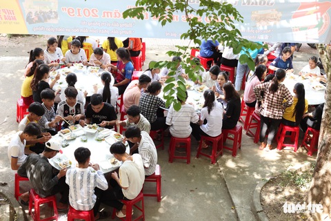 Tình nguyện viên - tình bạn không thể quên của thí sinh cả nước - Ảnh 4. Tình nguyện viên - tình bạn không thể quên của thí sinh cả nước - Ảnh 4.