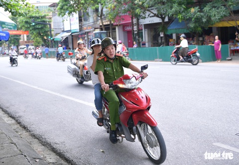 Anh công an hai năm liền giải cứu thí sinh suýt trễ giờ thi - Ảnh 3. Anh công an hai năm liền giải cứu thí sinh suýt trễ giờ thi - Ảnh 3.
