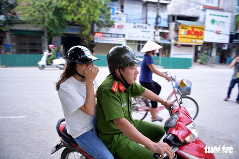 Công an truy tìm thí sinh... ngủ quên, đến tận nhà hộ tống đi thi - Ảnh 3. Công an truy tìm thí sinh... ngủ quên, đến tận nhà hộ tống đi thi - Ảnh 3.