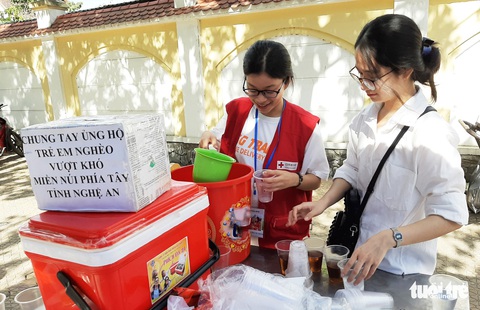 Học sinh đàn em tặng nước mát cho học sinh đàn anh đi thi - Ảnh 1. Học sinh đàn em tặng nước mát cho học sinh đàn anh đi thi - Ảnh 1.