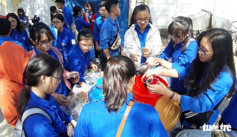 Học sinh đàn em tặng nước mát cho học sinh đàn anh đi thi - Ảnh 2. Học sinh đàn em tặng nước mát cho học sinh đàn anh đi thi - Ảnh 2.