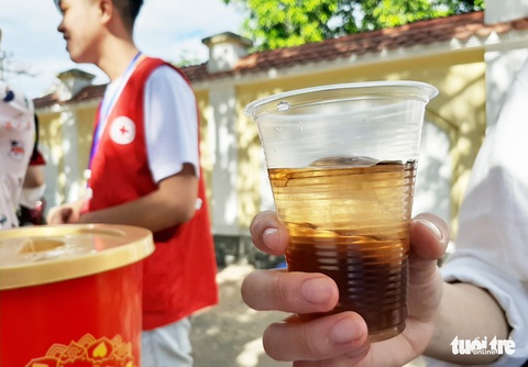 Học sinh đàn em tặng nước mát cho học sinh đàn anh đi thi - Ảnh 3. Học sinh đàn em tặng nước mát cho học sinh đàn anh đi thi - Ảnh 3.