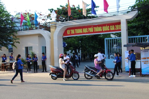 Lấy điện thoại chụp hình đề ngay trong phòng thi, thí sinh bị đình chỉ - Ảnh 1. Lấy điện thoại chụp hình đề ngay trong phòng thi, thí sinh bị đình chỉ - Ảnh 1.