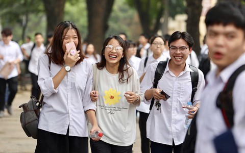 Ngày thi đầu tiên: Phòng thi bình yên, đề thi dậy sóng - Ảnh 1. Ngày thi đầu tiên: Phòng thi bình yên, đề thi dậy sóng - Ảnh 1.
