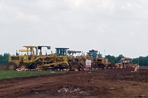 Xe múc trong công trình nổ bánh, 2 người chết - Ảnh 1. Xe múc trong công trình nổ bánh, 2 người chết - Ảnh 1.