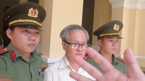 Công chứng viên lãnh 8 năm tù vì muốn lật đổ chính quyền - Ảnh 2. Công chứng viên lãnh 8 năm tù vì muốn lật đổ chính quyền - Ảnh 2.