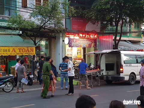 Người đàn ông tử vong khi rơi từ lầu 3 - Ảnh 2. Người đàn ông tử vong khi rơi từ lầu 3 - Ảnh 2.