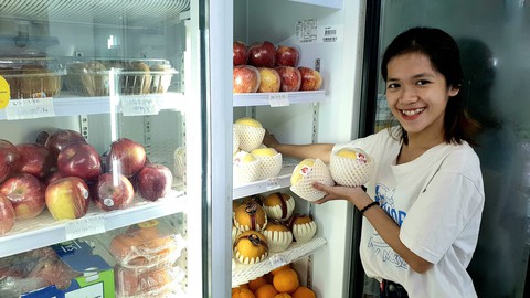 Trái cây Nhật giá cao, nhiều người vẫn xôn xao mua - Ảnh 1. Trái cây Nhật giá cao, nhiều người vẫn xôn xao mua - Ảnh 1.