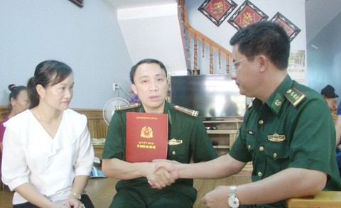 Thăng quân hàm 2 sĩ quan biên phòng bị thương khi đánh án ma túy - Ảnh 1. Thăng quân hàm 2 sĩ quan biên phòng bị thương khi đánh án ma túy - Ảnh 1.