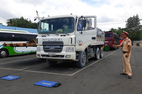 Bị CSGT thổi, tài xế xe ben đóng cửa bỏ đi - Ảnh 1. Bị CSGT thổi, tài xế xe ben đóng cửa bỏ đi - Ảnh 1.