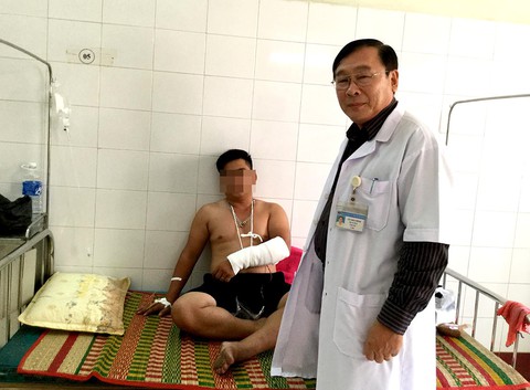 Tai nạn hi hữu: Cưa cọc sắt cổng cơ quan cứu bảo vệ bị trọng thương - Ảnh 1. Tai nạn hi hữu: Cưa cọc sắt cổng cơ quan cứu bảo vệ bị trọng thương - Ảnh 1.