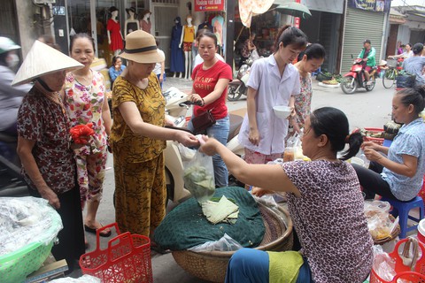 Hà Nội xôi gì ngon nhất? Xôi cô Loan chợ Vẽ chứ đâu - Ảnh 2. Hà Nội xôi gì ngon nhất? Xôi cô Loan chợ Vẽ chứ đâu - Ảnh 2.