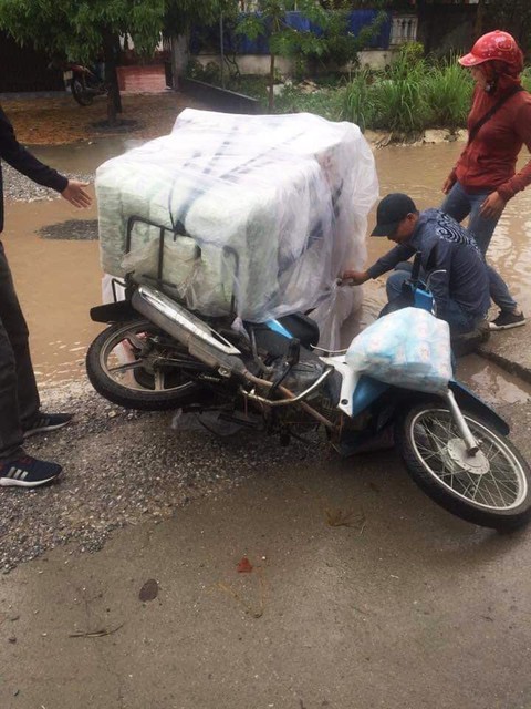 Đường lởm chởm ổ voi, xe tải sụt hố nghiêng... như phim - Ảnh 2. Đường lởm chởm ổ voi, xe tải sụt hố nghiêng... như phim - Ảnh 2.