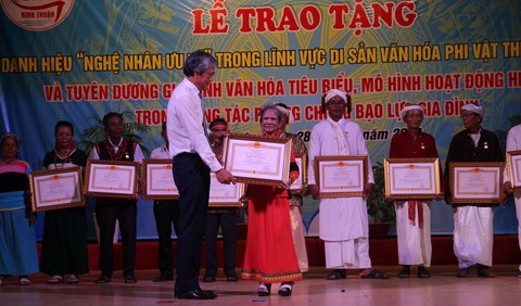 Người sáng tạo chữ viết Raglai được phong tặng danh hiệu nghệ nhân ưu tú - Ảnh 2. Người sáng tạo chữ viết Raglai được phong tặng danh hiệu nghệ nhân ưu tú - Ảnh 2.