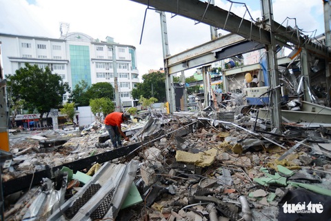 TP.HCM tháo dỡ các công trình tại công viên 23-9 - Ảnh 6. TP.HCM tháo dỡ các công trình tại công viên 23-9 - Ảnh 6.