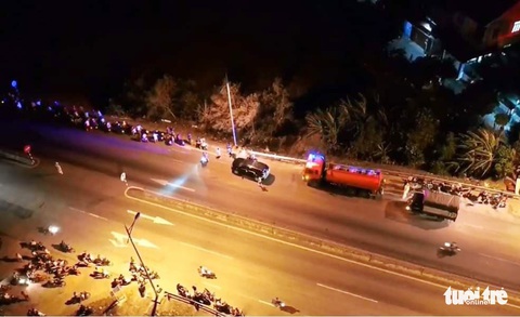Rừng thông cháy đỏ trời, hai tỉnh cùng dập lửa di tản dân trong đêm - Ảnh 6. Rừng thông cháy đỏ trời, hai tỉnh cùng dập lửa di tản dân trong đêm - Ảnh 6.