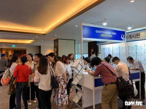 Hội tuyển dụng, người Hàn phỏng vấn ầm ầm, người Việt tụm lại nói chuyện - Ảnh 1. Hội tuyển dụng, người Hàn phỏng vấn ầm ầm, người Việt tụm lại nói chuyện - Ảnh 1.