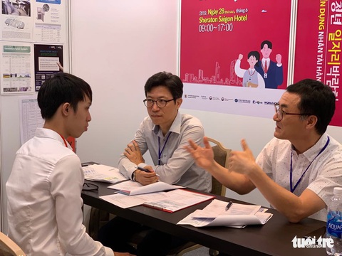 Hội tuyển dụng, người Hàn phỏng vấn ầm ầm, người Việt tụm lại nói chuyện - Ảnh 5. Hội tuyển dụng, người Hàn phỏng vấn ầm ầm, người Việt tụm lại nói chuyện - Ảnh 5.
