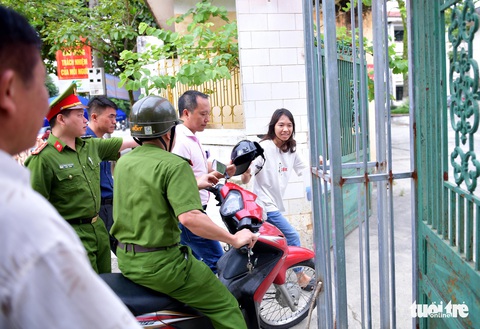 Công an đón thí sinh ngủ quên: Tường trình tại chỗ của phóng viên Tuổi Trẻ - Ảnh 1. Công an đón thí sinh ngủ quên: Tường trình tại chỗ của phóng viên Tuổi Trẻ - Ảnh 1.