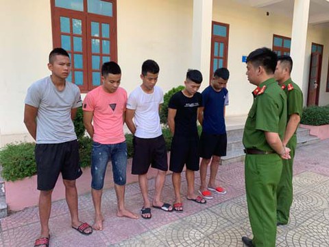 Nhà xe hục hặc nhà xe, sai côn đồ ném đá làm khách bị thương - Ảnh 1. Nhà xe hục hặc nhà xe, sai côn đồ ném đá làm khách bị thương - Ảnh 1.