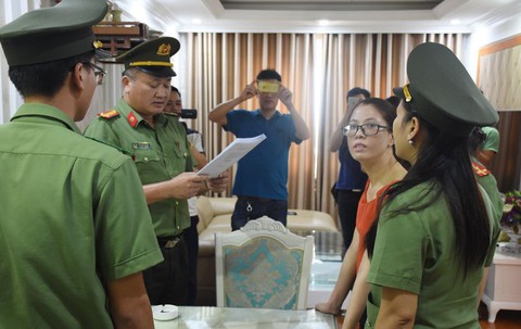 Bắt nữ tổng giám đốc nghi tổ chức người khác trốn đi nước ngoài - Ảnh 3. Bắt nữ tổng giám đốc nghi tổ chức người khác trốn đi nước ngoài - Ảnh 3.