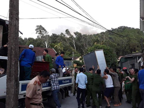 Rừng thông lại chìm trong lửa, Hà Tĩnh cấp tập di dời dân, bảo vệ trạm xăng - Ảnh 7. Rừng thông lại chìm trong lửa, Hà Tĩnh cấp tập di dời dân, bảo vệ trạm xăng - Ảnh 7.