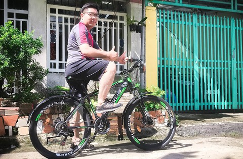 Đạp xe để mẹ không còn lo mất tôi - Ảnh 1. Đạp xe để mẹ không còn lo mất tôi - Ảnh 1.