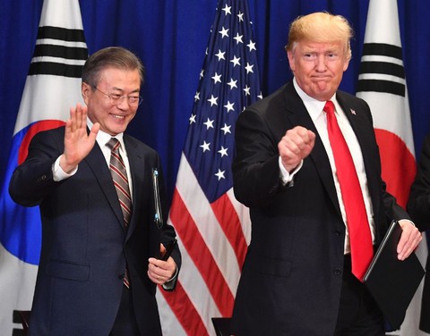 Ông Trump hỏi tổng thống Hàn: Ngài đã đọc tweet mới nhất của tôi chưa? - Ảnh 1. Ông Trump hỏi tổng thống Hàn: Ngài đã đọc tweet mới nhất của tôi chưa? - Ảnh 1.