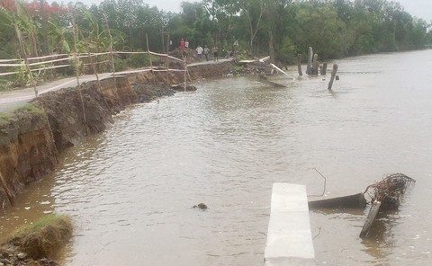 Kè đê sông Gành Hào chưa xong đã bị… sạt lở - Ảnh 1. Kè đê sông Gành Hào chưa xong đã bị… sạt lở - Ảnh 1.