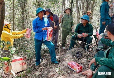Rừng thông lại chìm trong lửa, Hà Tĩnh cấp tập di dời dân, bảo vệ trạm xăng - Ảnh 22. Rừng thông lại chìm trong lửa, Hà Tĩnh cấp tập di dời dân, bảo vệ trạm xăng - Ảnh 22.