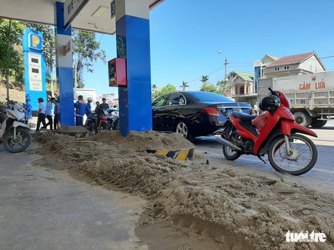 Rừng thông lại chìm trong lửa, Hà Tĩnh cấp tập di dời dân, bảo vệ trạm xăng - Ảnh 10. Rừng thông lại chìm trong lửa, Hà Tĩnh cấp tập di dời dân, bảo vệ trạm xăng - Ảnh 10.