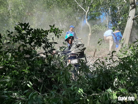 Rừng thông lại chìm trong lửa, Hà Tĩnh cấp tập di dời dân, bảo vệ trạm xăng - Ảnh 9. Rừng thông lại chìm trong lửa, Hà Tĩnh cấp tập di dời dân, bảo vệ trạm xăng - Ảnh 9.