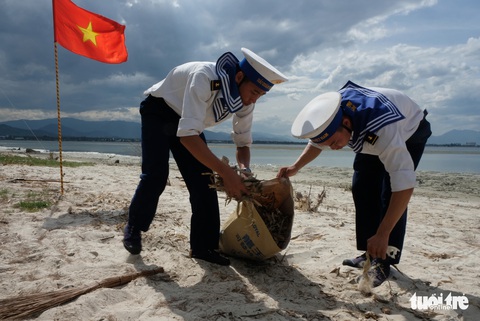4.000 cán bộ, chiến sĩ hải quân cùng nhau làm sạch biển Cam Ranh - Ảnh 4. 4.000 cán bộ, chiến sĩ hải quân cùng nhau làm sạch biển Cam Ranh - Ảnh 4.