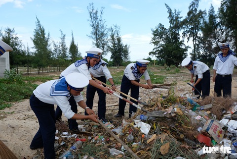 4.000 cán bộ, chiến sĩ hải quân cùng nhau làm sạch biển Cam Ranh - Ảnh 7. 4.000 cán bộ, chiến sĩ hải quân cùng nhau làm sạch biển Cam Ranh - Ảnh 7.