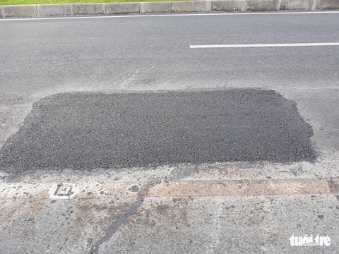 Mới thông xe hơn một tháng, đường cầu Vàm Cống đã chi chít lỗ đục vá - Ảnh 3. Mới thông xe hơn một tháng, đường cầu Vàm Cống đã chi chít lỗ đục vá - Ảnh 3.
