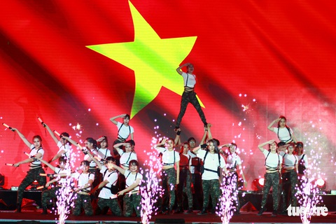 Bắt trend Để Mị nói cho mà nghe giành giải nhất cuộc thi Flashmob - Ảnh 7. Bắt trend Để Mị nói cho mà nghe giành giải nhất cuộc thi Flashmob - Ảnh 7.