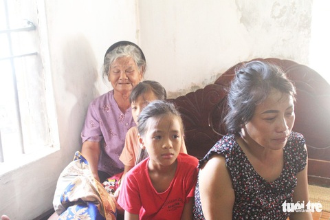 Người thân 9 thuyền viên mất tích ‘lòng như lửa đốt’ - Ảnh 2. Người thân 9 thuyền viên mất tích ‘lòng như lửa đốt’ - Ảnh 2.
