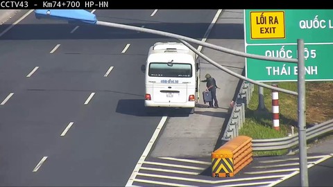 Thả khách trên cao tốc, phạt lái xe 5,5 triệu đồng, tước bằng lái 2 tháng - Ảnh 2. Thả khách trên cao tốc, phạt lái xe 5,5 triệu đồng, tước bằng lái 2 tháng - Ảnh 2.