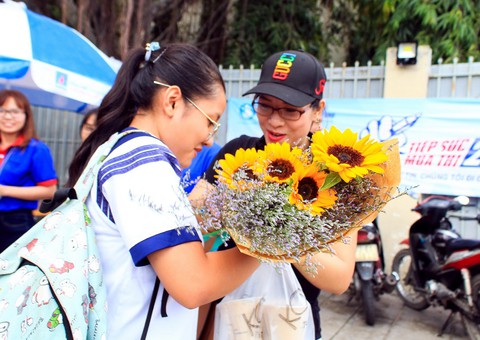 Gửi con tuổi 18: Con có thể sai đường, và chúng ta có thể chỉnh sửa... - Ảnh 1. Gửi con tuổi 18: Con có thể sai đường, và chúng ta có thể chỉnh sửa... - Ảnh 1.