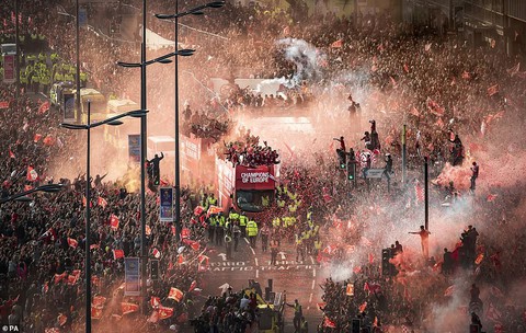 Biển người hơn 750.000 người đón Liverpool ca khúc khải hoàn - Ảnh 2. Biển người hơn 750.000 người đón Liverpool ca khúc khải hoàn - Ảnh 2.