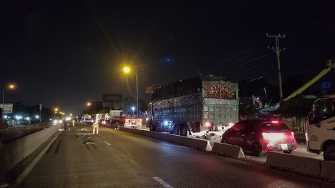 Chạy xe máy vào làn ôtô, hai thanh niên bị xe container cán chết - Ảnh 1. Chạy xe máy vào làn ôtô, hai thanh niên bị xe container cán chết - Ảnh 1.