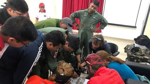 Điều trực thăng tìm 8 nhà leo núi mất tích - Ảnh 3. Điều trực thăng tìm 8 nhà leo núi mất tích - Ảnh 3.