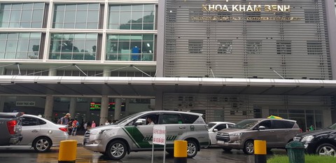 Bé trai 20 tháng tuổi bị xe tông nguy kịch ngay trong bệnh viện - Ảnh 1. Bé trai 20 tháng tuổi bị xe tông nguy kịch ngay trong bệnh viện - Ảnh 1.