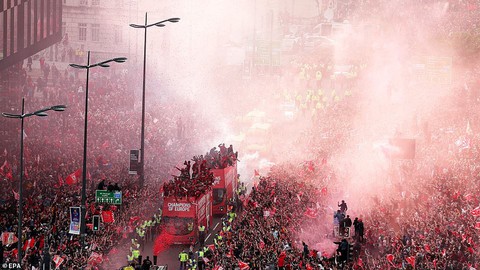 Biển người hơn 750.000 người đón Liverpool ca khúc khải hoàn - Ảnh 11. Biển người hơn 750.000 người đón Liverpool ca khúc khải hoàn - Ảnh 11.