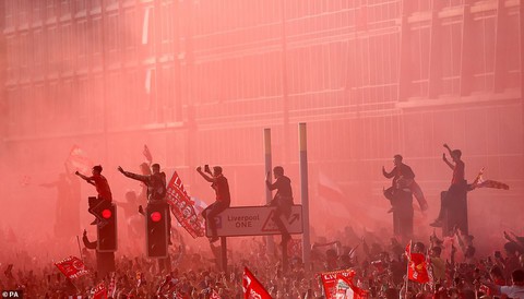 Biển người hơn 750.000 người đón Liverpool ca khúc khải hoàn - Ảnh 12. Biển người hơn 750.000 người đón Liverpool ca khúc khải hoàn - Ảnh 12.