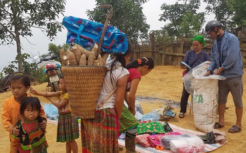 Chợ phiên của một gia đình chênh vênh trên núi cao, rừng sâu - Ảnh 5. Chợ phiên của một gia đình chênh vênh trên núi cao, rừng sâu - Ảnh 5.